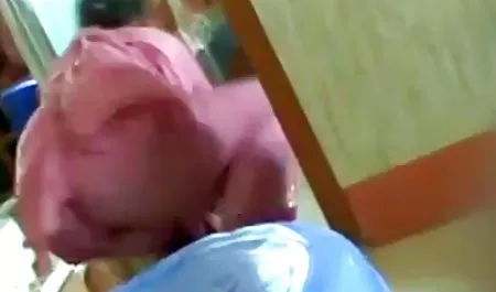 افراد مسلح در اتومبیل چشمک می زنند و فریاد می انجمنکیر زنند ، فوق العاده است