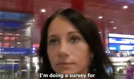 شلوار جین کاملاً خشمگین که روی بالکن ایستاده عكس كس وكون است