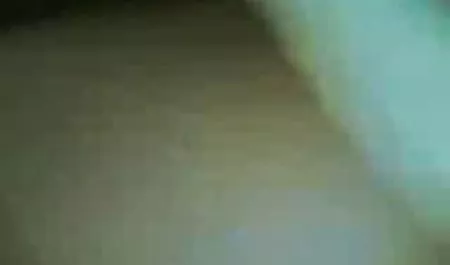 همسر جوان یک تمساح بزرگتر از هم پاشید و اوقات خوبی را با همکلاسی کیرتوکس کارتونی ها سپری می کند