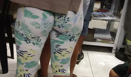 Busty Girl Girl عكس سكسى خارجى مقعد خود را می گیرد