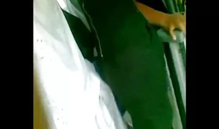 نوجوان با تورم و تفریحی در عکس کس تنگ وکیرکلفت استخرهای بادی لذت می برد