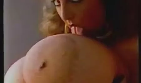 شوهر شلوار صورتی صورتی همسرش را با پسری سیاه به اشتراک می گذارد و او بر روی الاغ پایین عکس سکسی کیر کون کس می رود