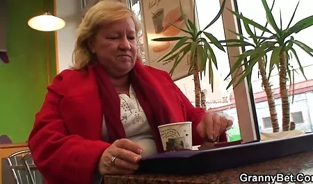 Redhead جوراب و لباس زیر انفرادی ایفا می عكس كير در كس کند